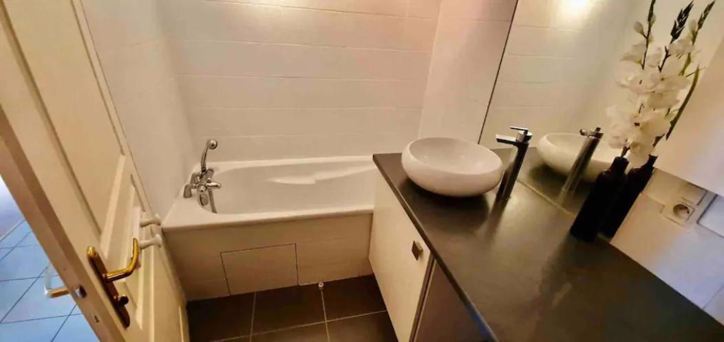 Tichnich Appartement - 2 Bedrooms - 1 Min Away From Train Station 安纳马斯 外观 照片