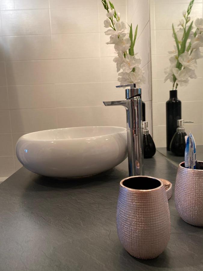 Tichnich Appartement - 2 Bedrooms - 1 Min Away From Train Station 安纳马斯 外观 照片